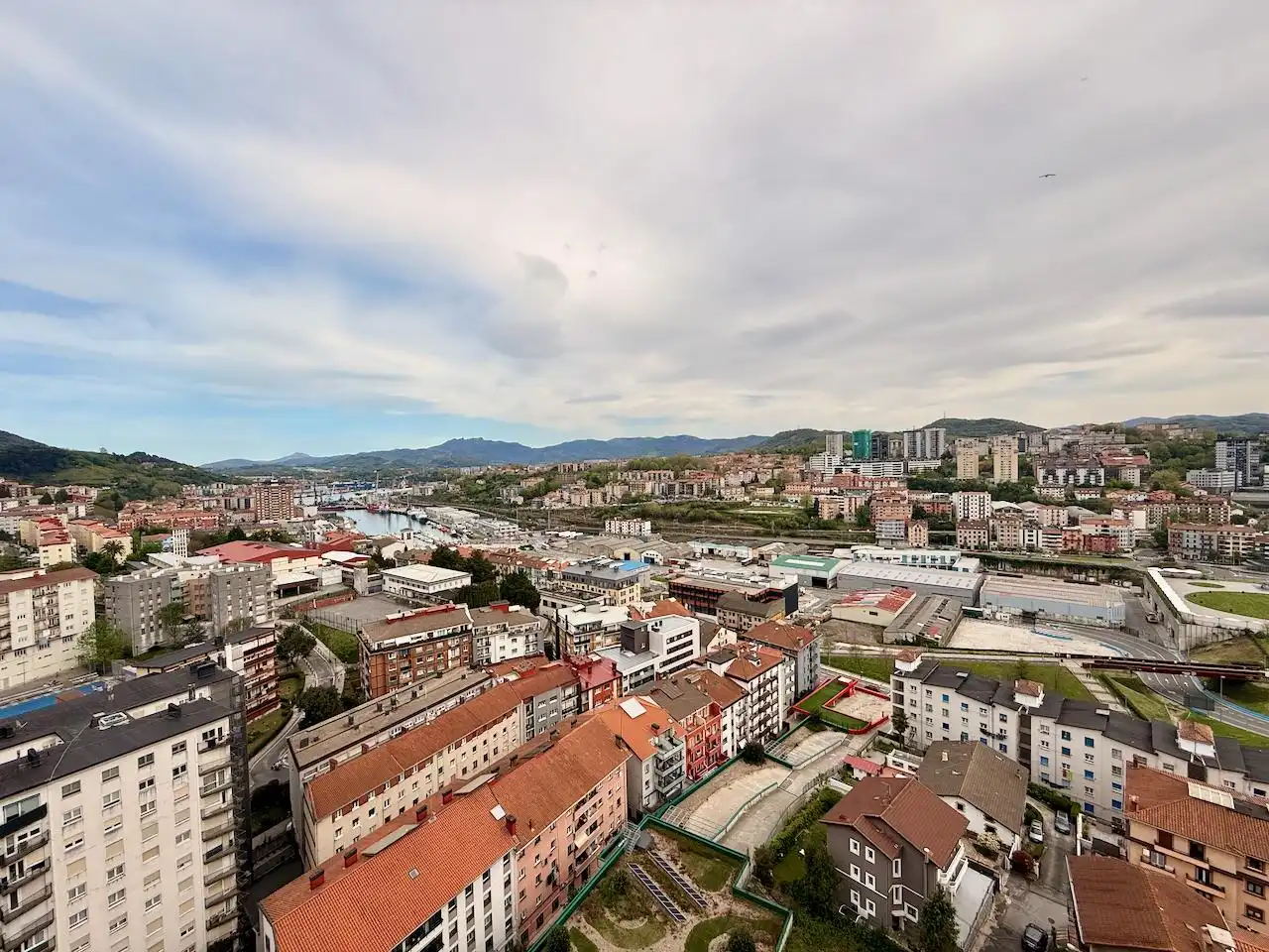 Vista exterior de Pis en venda en Donostia - San Sebastián  amb Calefacció, Terrassa i Balcó