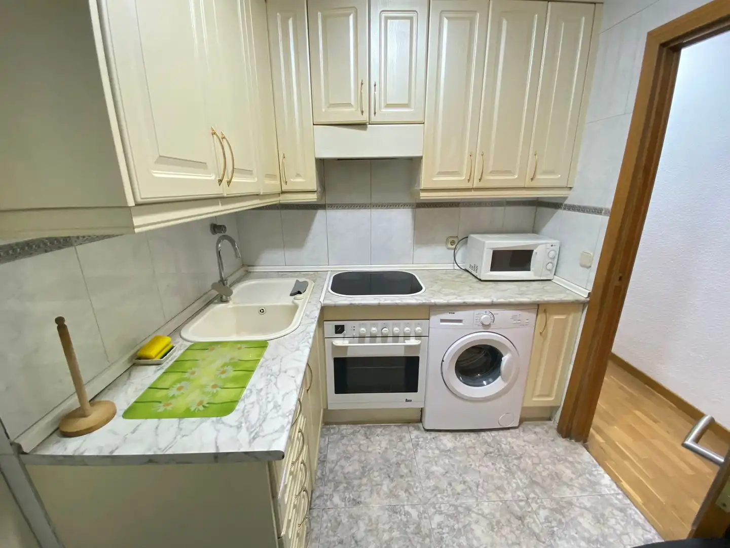 Kitchen of Flat for share in Madrid  with Heating, Furnished and Oven