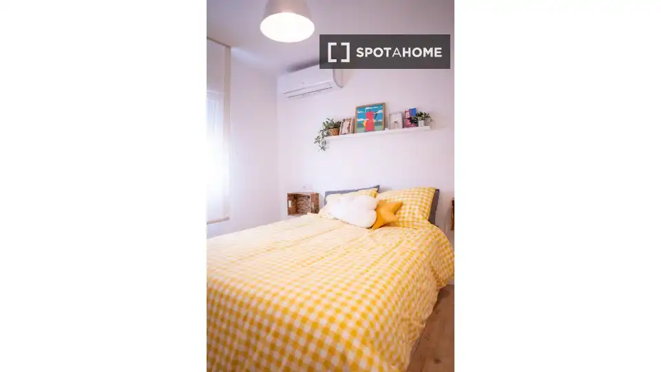 Dormitori de Apartament per a compartir en Málaga amb Aire condicionat, Terrassa i Moblat