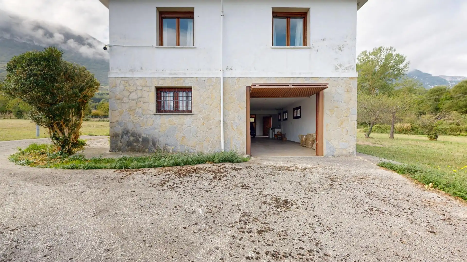 Vista exterior de Casa o xalet en venda en Valle de Mena amb Calefacció, Jardí privat i Terrassa
