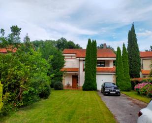 Vista exterior de Casa o xalet de lloguer en Liendo amb Terrassa i Balcó