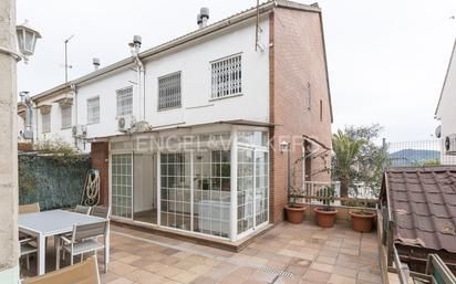 Vista exterior de Casa adosada en venda en Molins de Rei amb Aire condicionat, Terrassa i Balcó