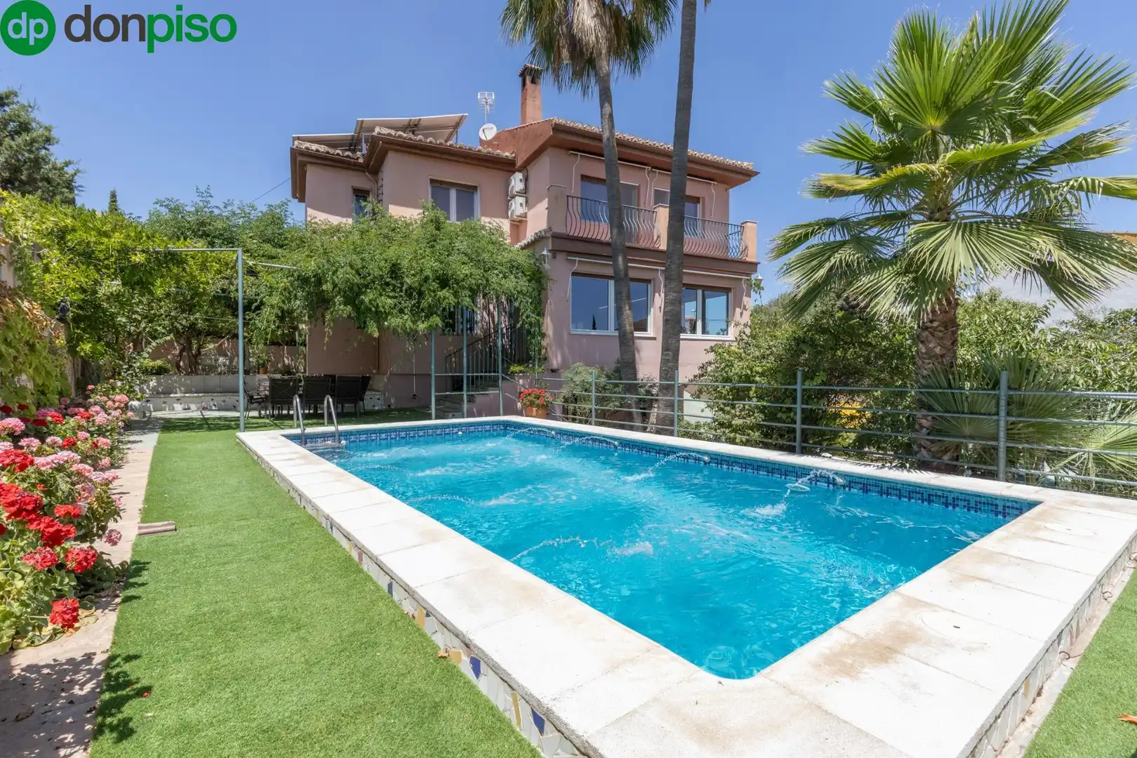 House with pool for sale in Avenida MONTEVIVE