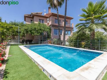Casa con piscina en venta en Avenida MONTEVIVE