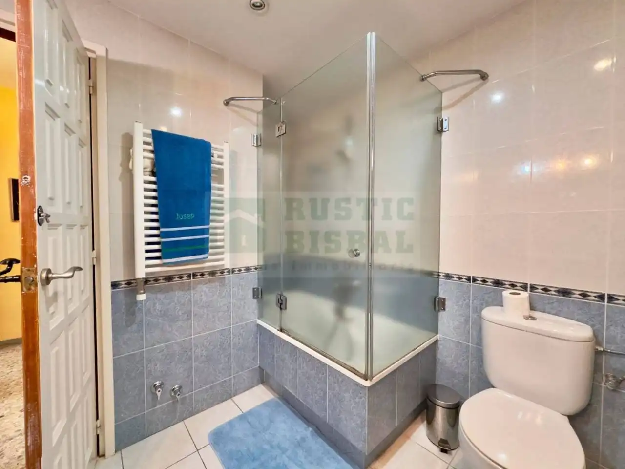Bathroom of Flat for sale in La Bisbal d'Empordà  with Air Conditioner, Heating and Terrace
