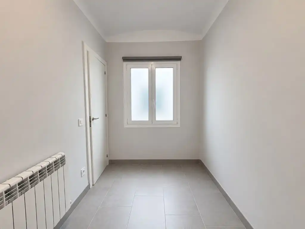 Bedroom of Flat for rent in Girona