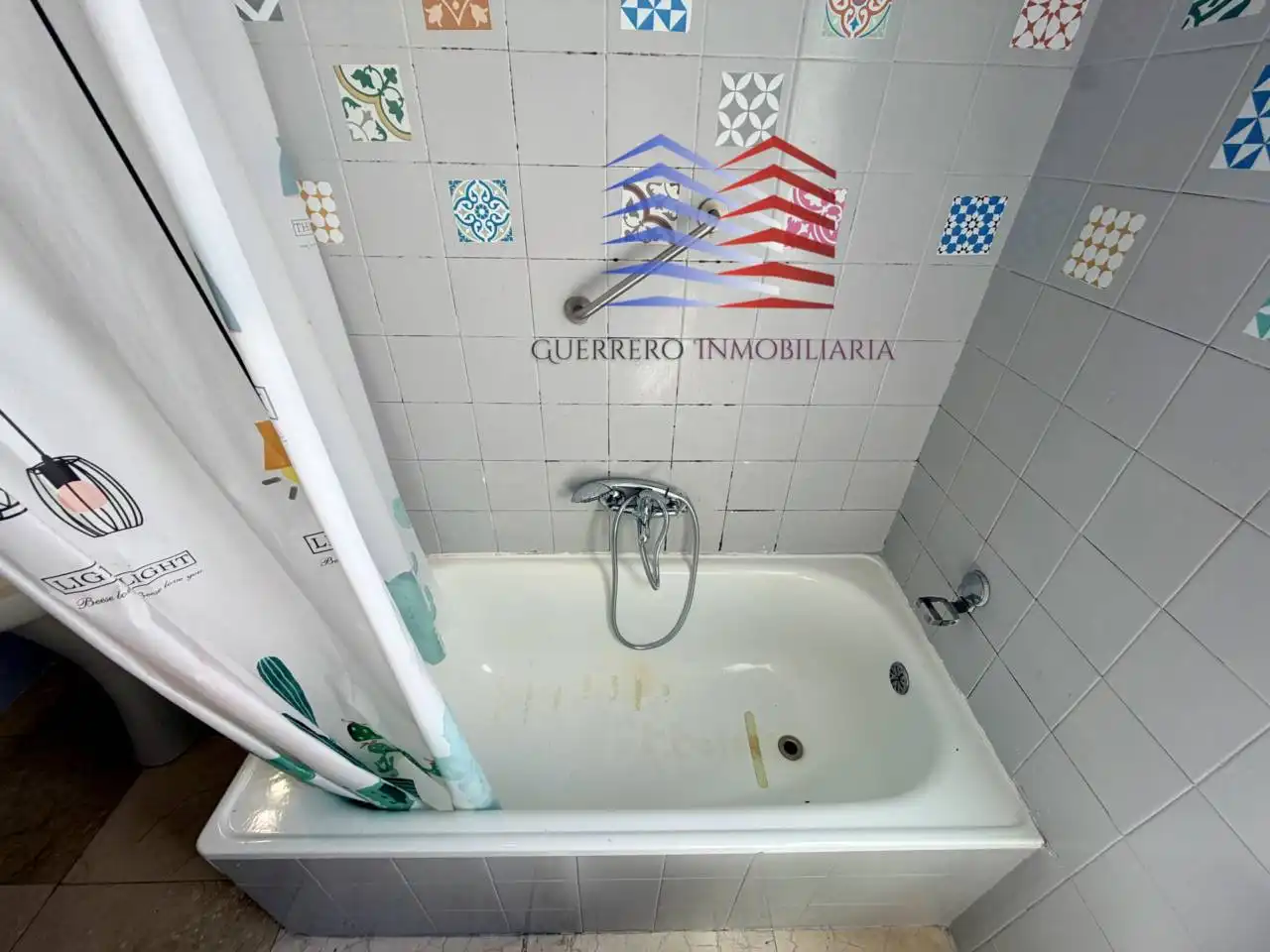 Bany de Pis de lloguer en Ourense Capital  amb Calefacció, Parquet i Traster