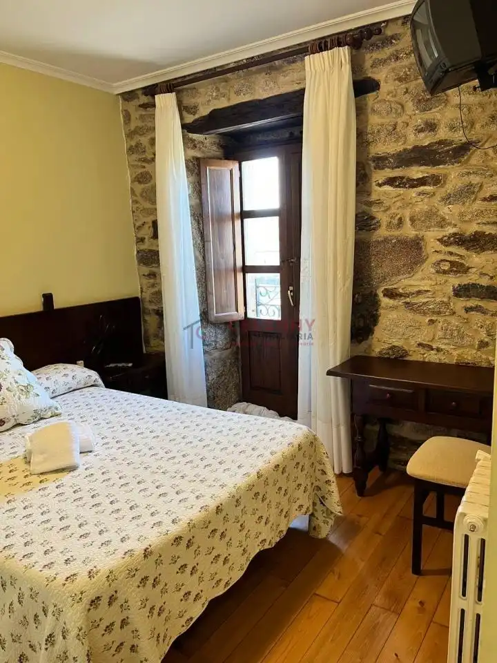 Dormitori de Local en venda en A Pobra de Trives  amb Aire condicionat i Moblat