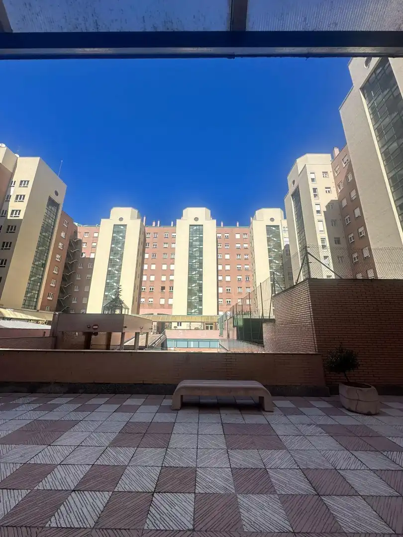 Vista exterior de Piso en venta en León Capital  con Calefacción, Terraza y TV