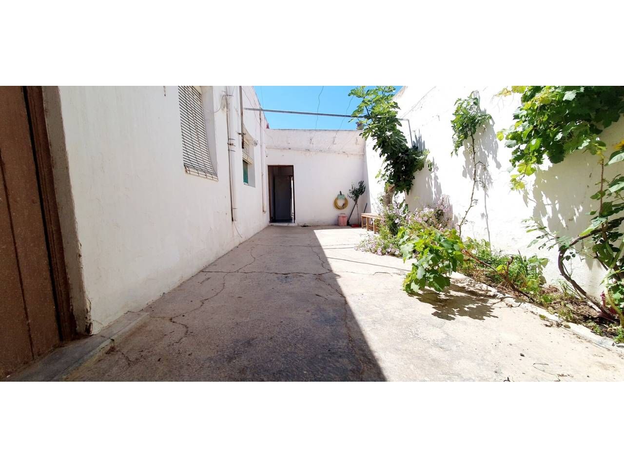 Vista exterior de Casa o xalet en venda en Roquetas de Mar amb Calefacció, Jardí privat i Moblat