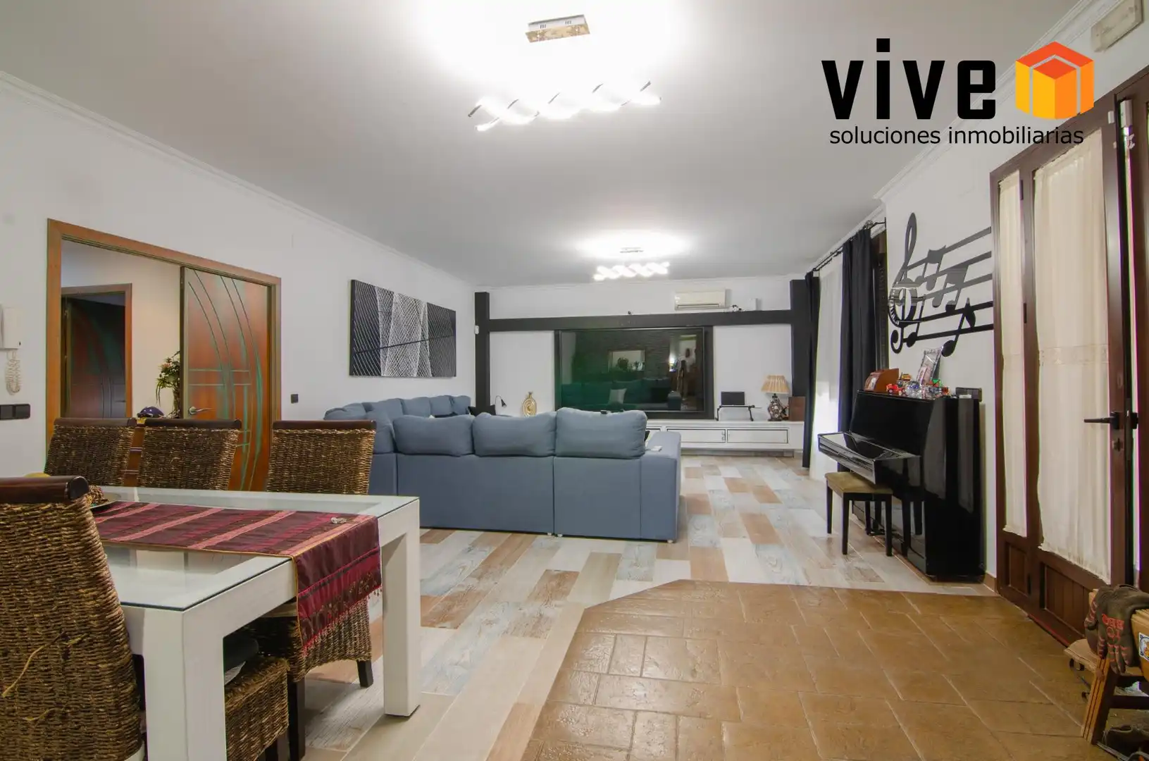Sala d'estar de Casa o xalet en venda en La Rinconada amb Aire condicionat, Calefacció i Jardí privat