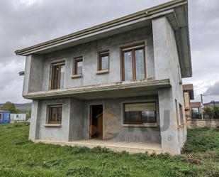 Vista exterior de Casa o xalet en venda en Campoo de Yuso amb Balcó