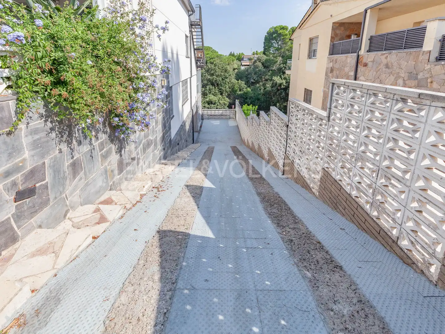 Exterior view of Houses for sale in Sant Cugat del Vallès  with Air Conditioner, Heating and Private garden