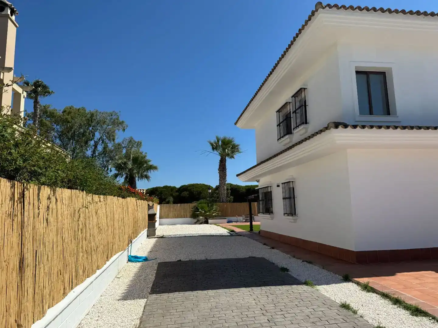 Vista exterior de Casa o xalet en venda en Conil de la Frontera amb Piscina i Balcó