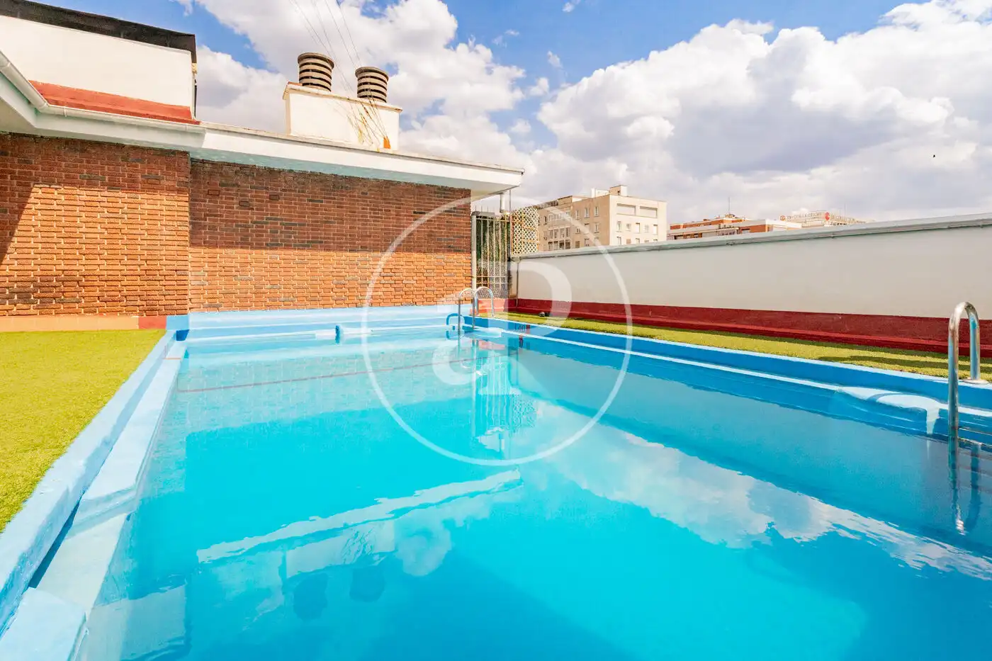 Piscina de Pis de lloguer en Madrid amb Aire condicionat, Calefacció i Traster