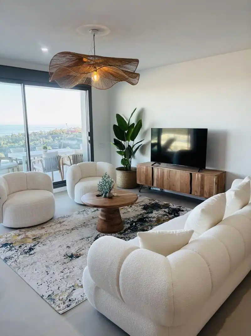 Sala d'estar de Apartament de lloguer en Estepona amb Aire condicionat, Terrassa i Piscina