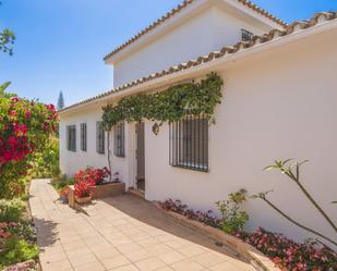 Vista exterior de Casa o xalet en venda en Marbella amb Jardí privat, Terrassa i Balcó