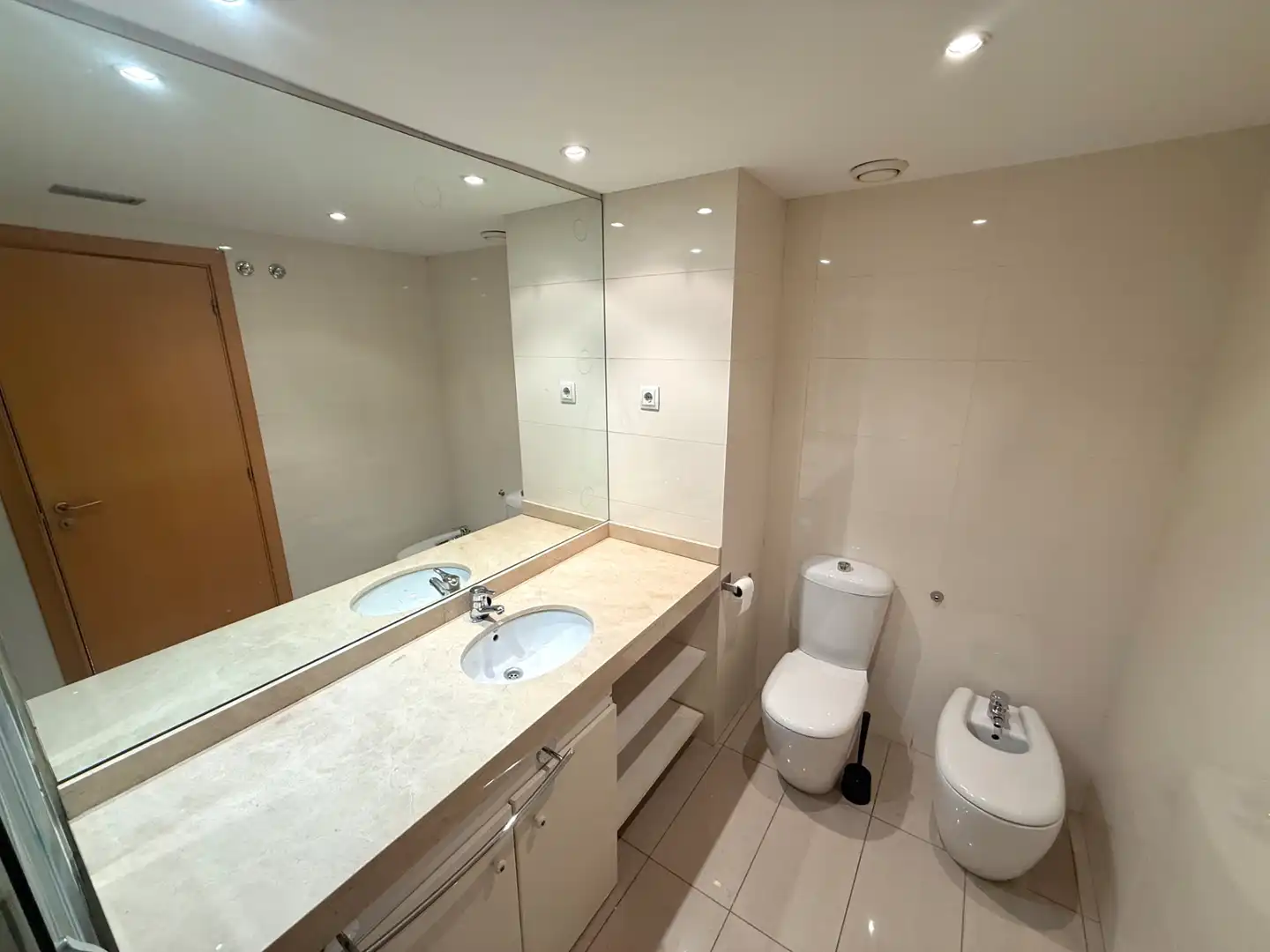 Bathroom of Flat for sale in L'Hospitalet de Llobregat  with Air Conditioner, Heating and Oven