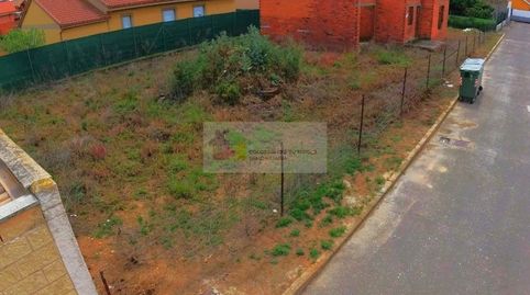 se venden dos parcelas urbanas de 720m2 en la c. pozo en Benavides de orbigo, con todos los suministros, luz, agua, asfaltada