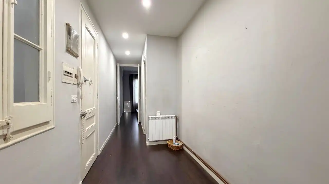 Wohnung zum Verkauf in Barcelona mit Balkon