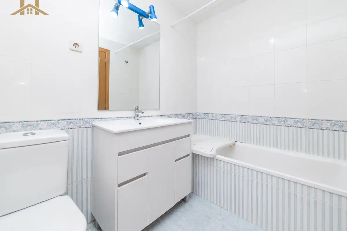 Baño de Casa adosada en venta en Móstoles con Aire acondicionado, Calefacción y Jardín privado