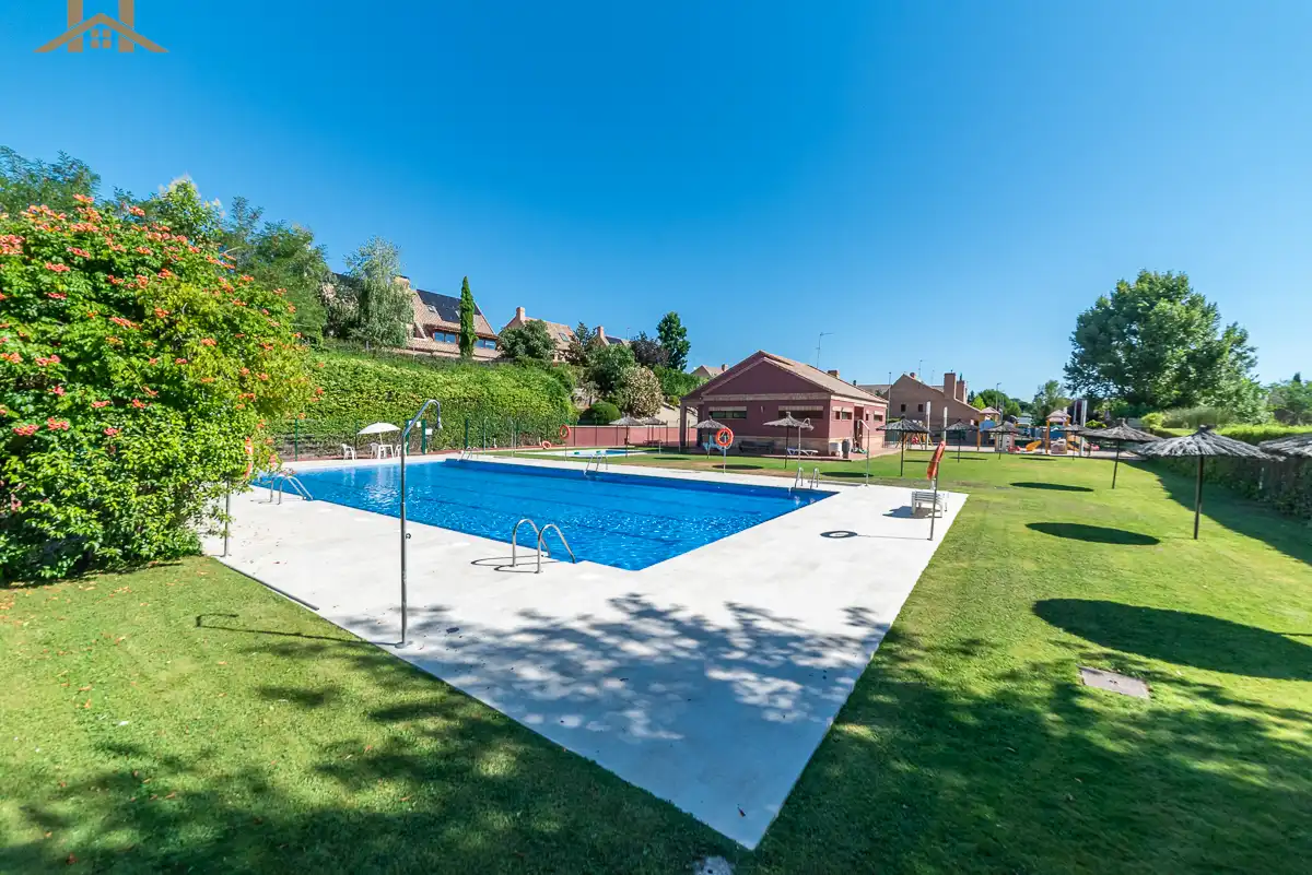 Swimming pool of Detached homes for sale in Villanueva del Pardillo  with Air Conditioner, Heating and Private garden
