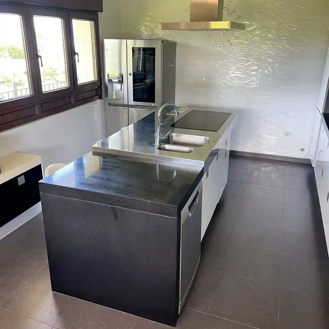 Cuina de Casa o xalet en venda en Gijón  amb Balcó
