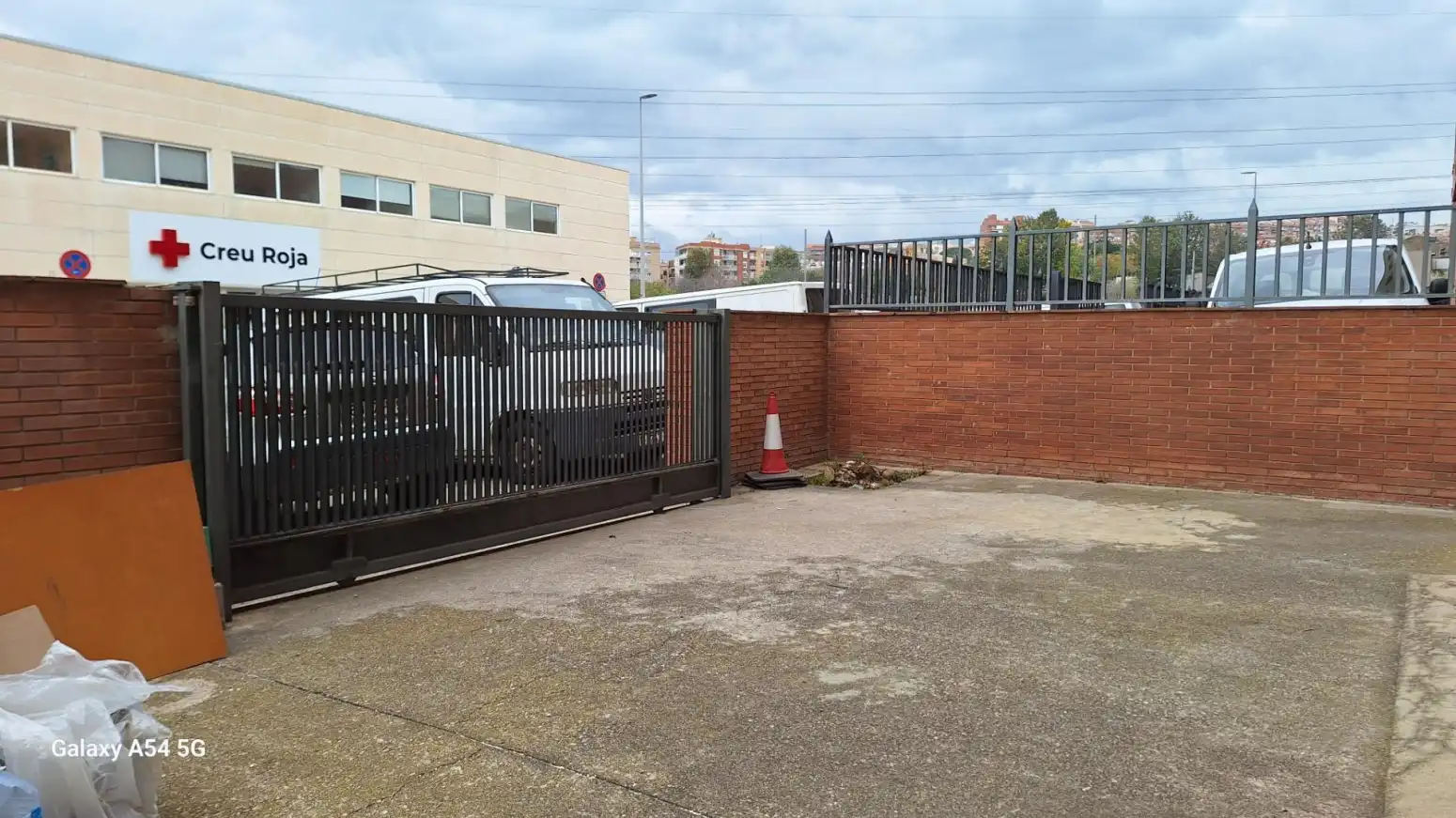 Parkplatz von Fabrikhallen zur Miete in Mataró