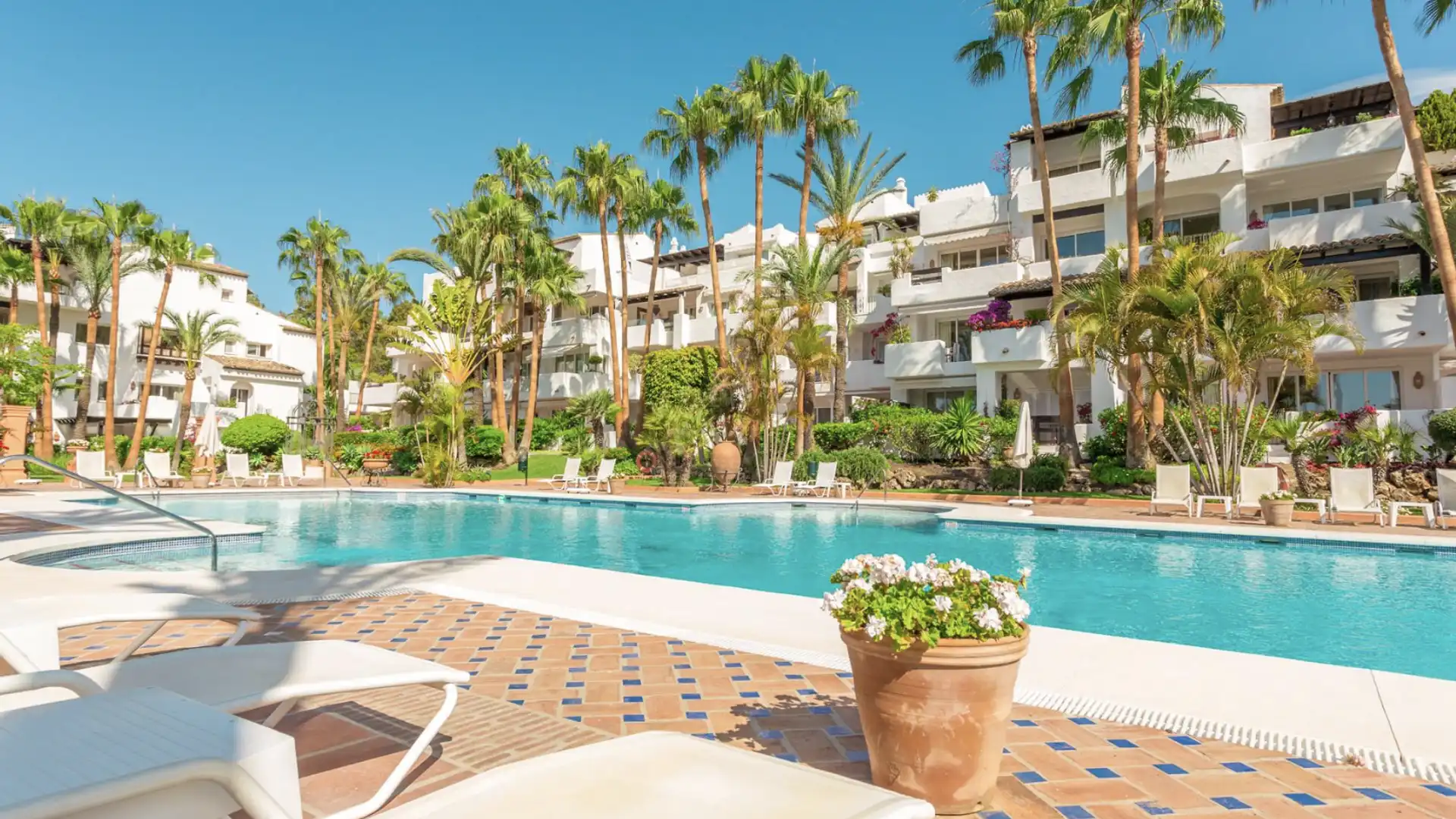 Vista exterior de Ático de alquiler en Marbella con Aire acondicionado, Piscina y Amueblado