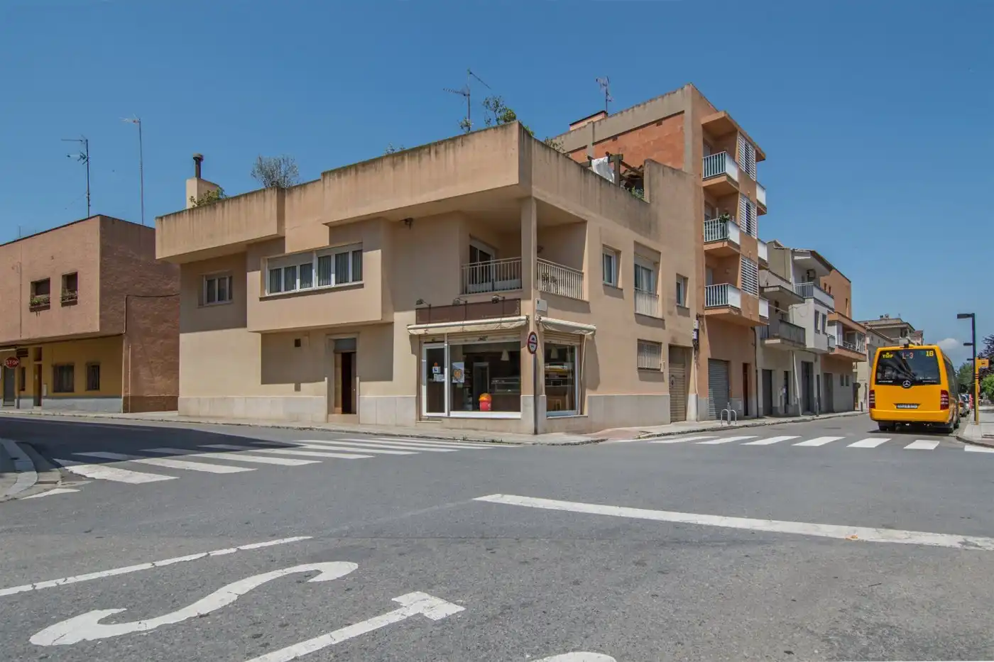 Houses for sale in Calle COMPOSITOR JOAQUIM SERRA, 3, Eixample - Horta Capallera