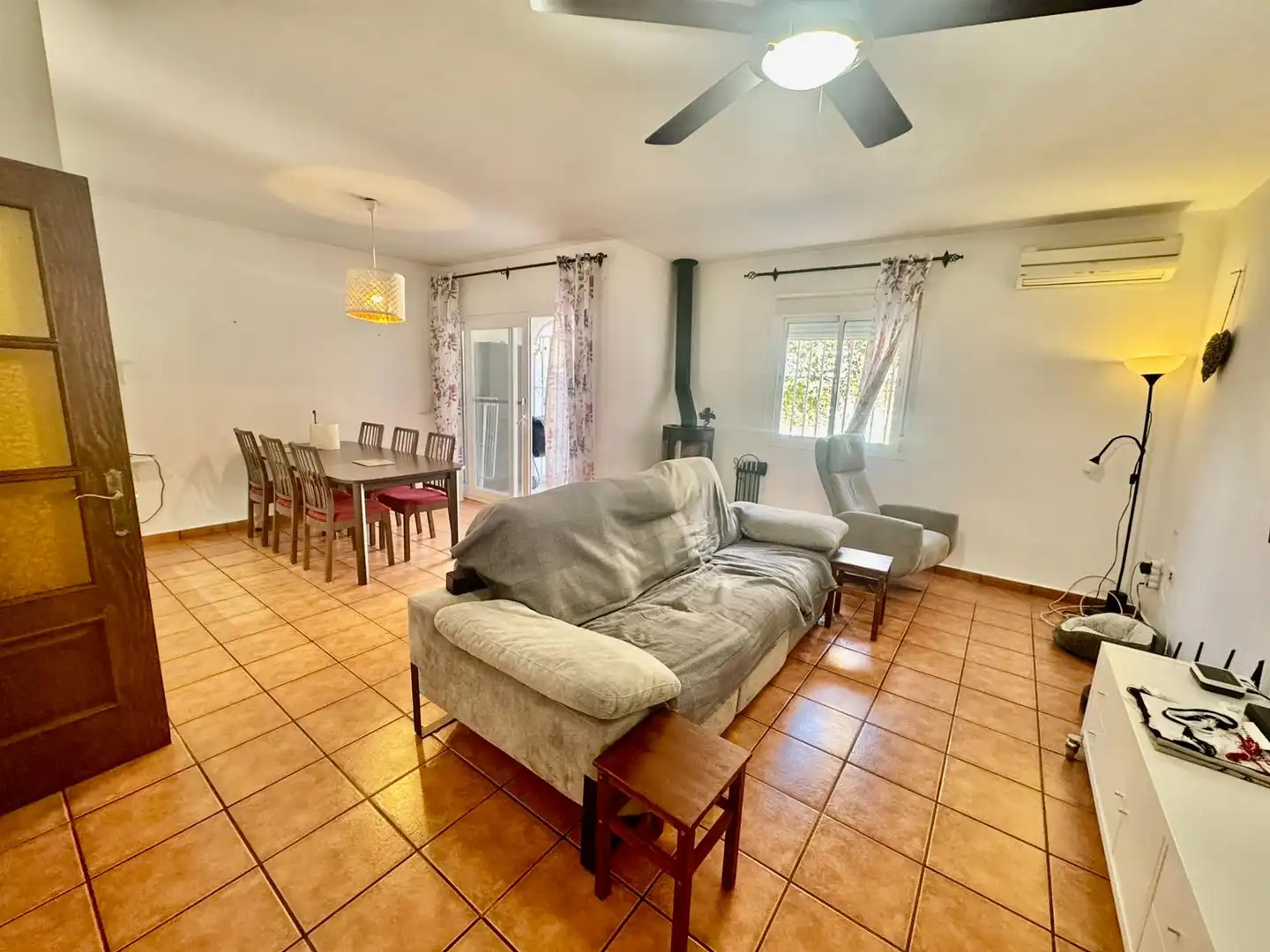 Sala de estar de Casa adosada en venta en Fuengirola con Aire acondicionado, Calefacción y Terraza