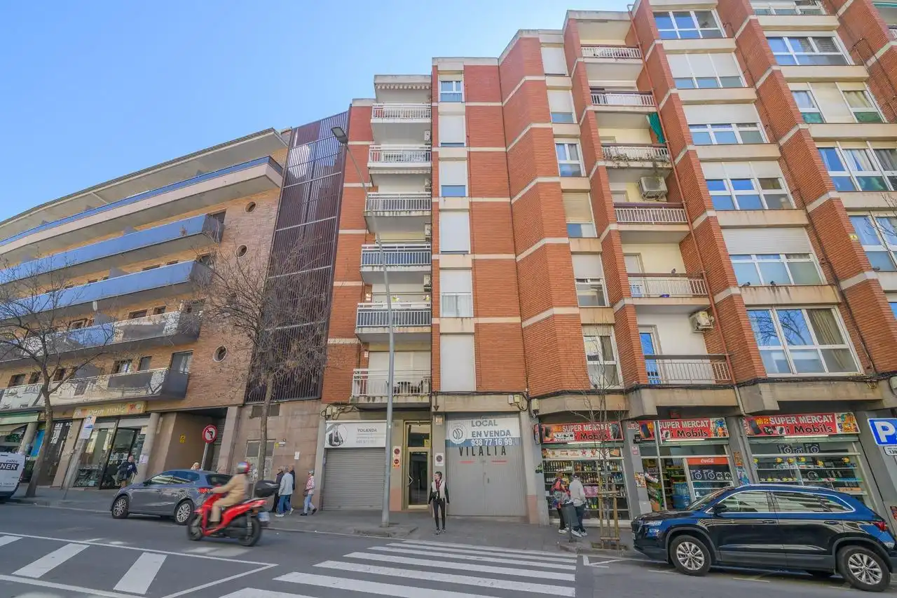 Vista exterior de Local en venda en Manresa