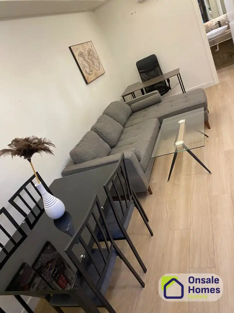 Sala d'estar de Pis de lloguer en Marbella amb Aire condicionat, Moblat i Piscina comunitària
