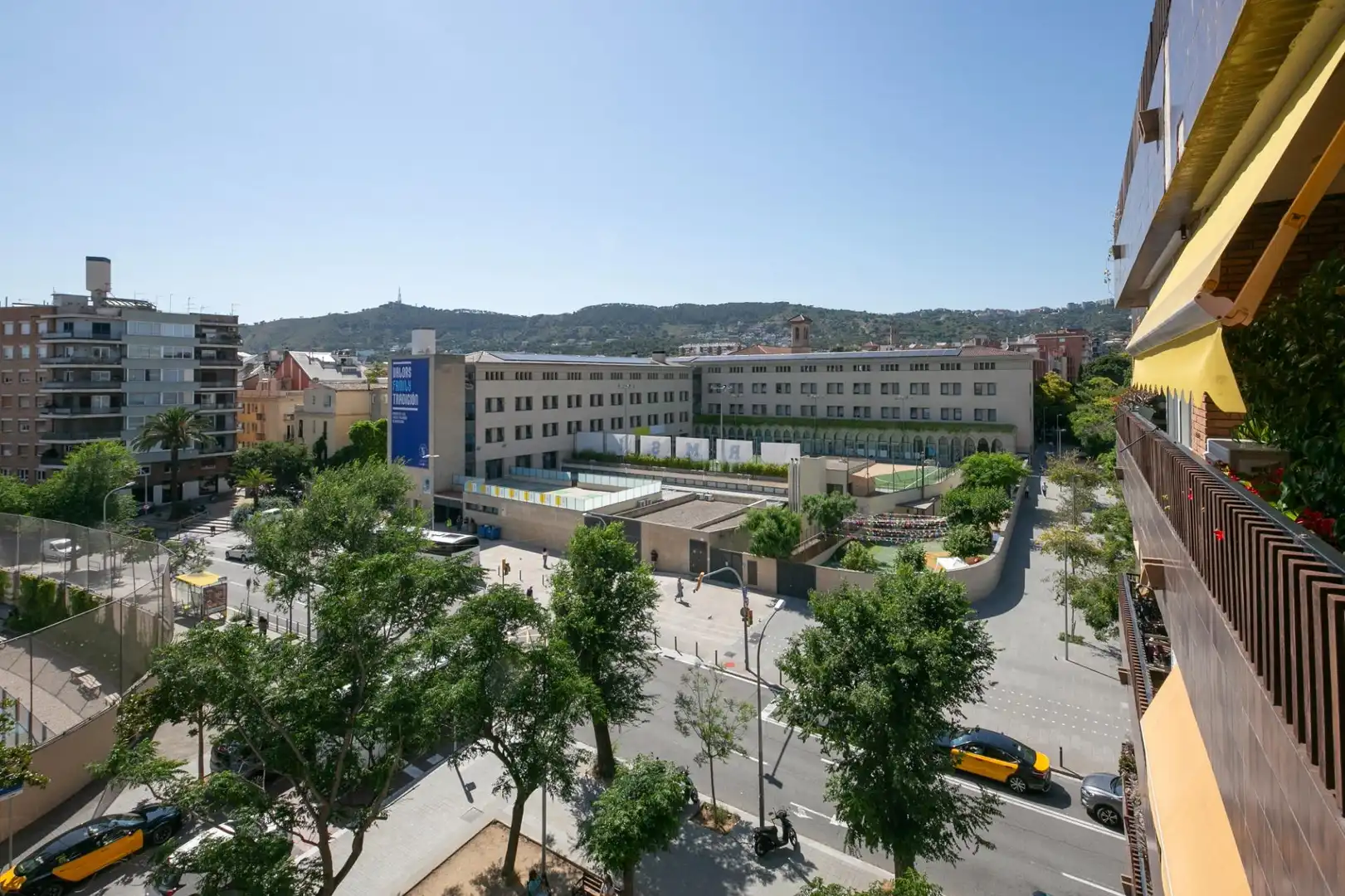 Vista exterior de Piso en venta en Barcelona con Calefacción, Parquet y Terraza