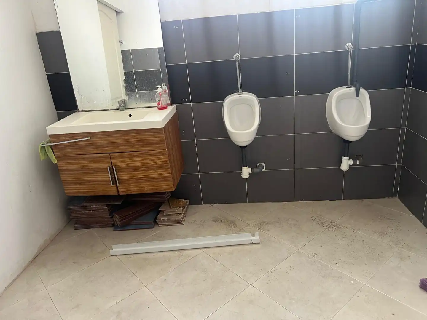 Baño de Nave industrial de alquiler en Manises con Calefacción y Alarma