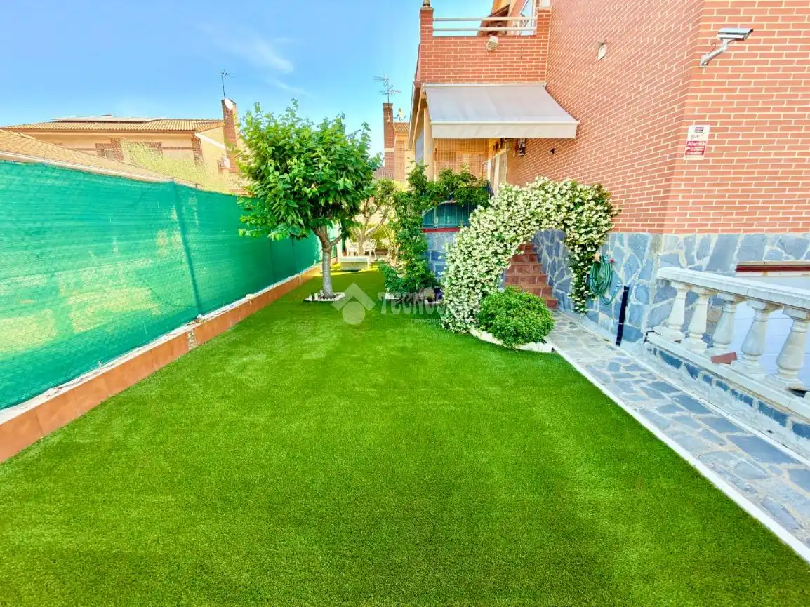 Jardí de Casa adosada en venda en Cabanillas del Campo amb Aire condicionat, Calefacció i Jardí privat