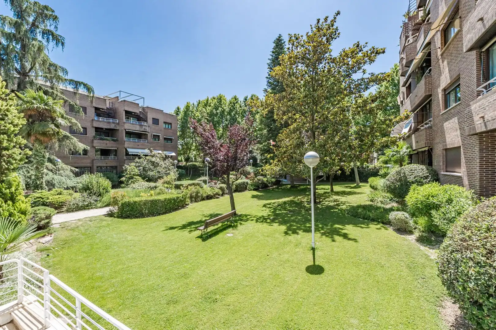 Vista exterior de Àtic en venda en Pozuelo de Alarcón amb Aire condicionat, Calefacció i Jardí privat