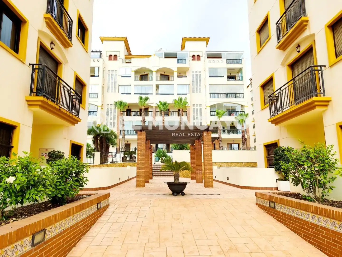Vista exterior de Ático en venta en Guardamar del Segura con Aire acondicionado, Calefacción y Jardín privado