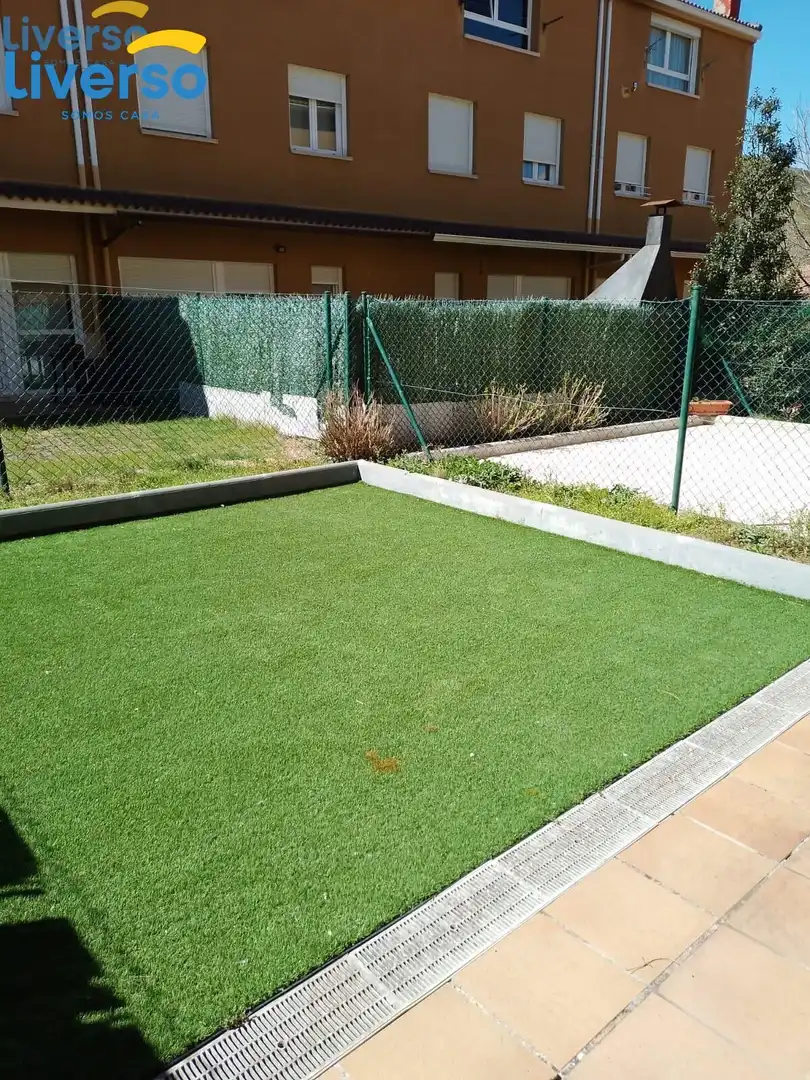 Jardín de Casa adosada en venta en Pradoluengo con Calefacción, Jardín privado y Parquet