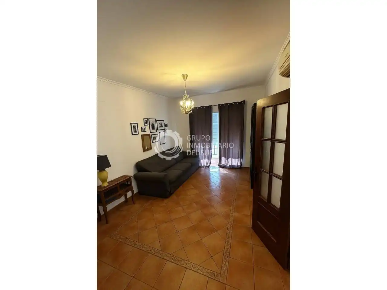 Sala d'estar de Casa adosada en venda en Chiclana de la Frontera amb Aire condicionat, Jardí privat i Piscina