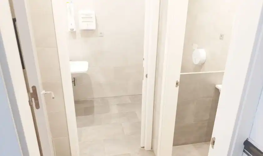 Baño de Local de alquiler en Carboneras con Aire acondicionado y Calefacción