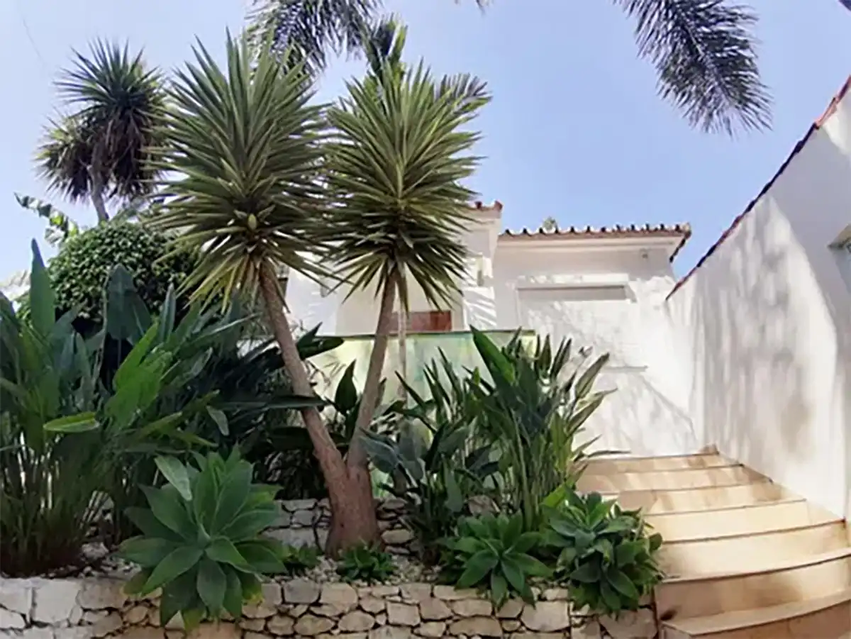 Vista exterior de Casa adosada en venda en Marbella amb Aire condicionat, Calefacció i Jardí privat