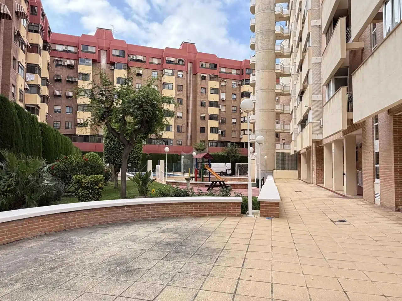 Außenansicht von Wohnung zum Verkauf in Alicante / Alacant mit Klimaanlage, Privatgarten und Terrasse