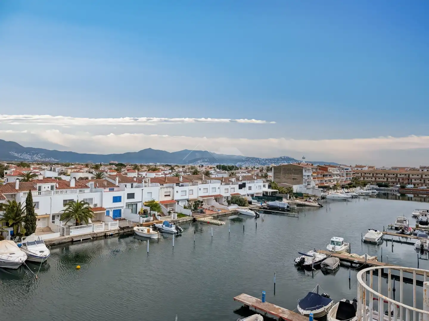 Vista exterior de Dúplex en venta en Empuriabrava con Aire acondicionado, Calefacción y Terraza