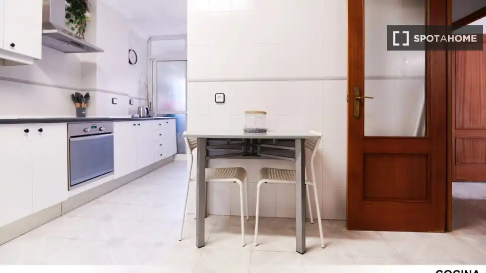 Cuina de Pis de lloguer en Sevilla amb Aire condicionat, Calefacció i Moblat