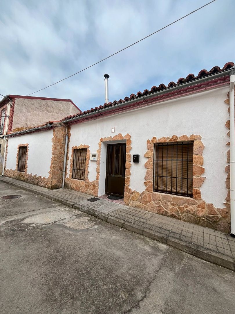 Vista exterior de Casa o xalet en venda en Alcazarén amb Jardí privat, Terrassa i Traster