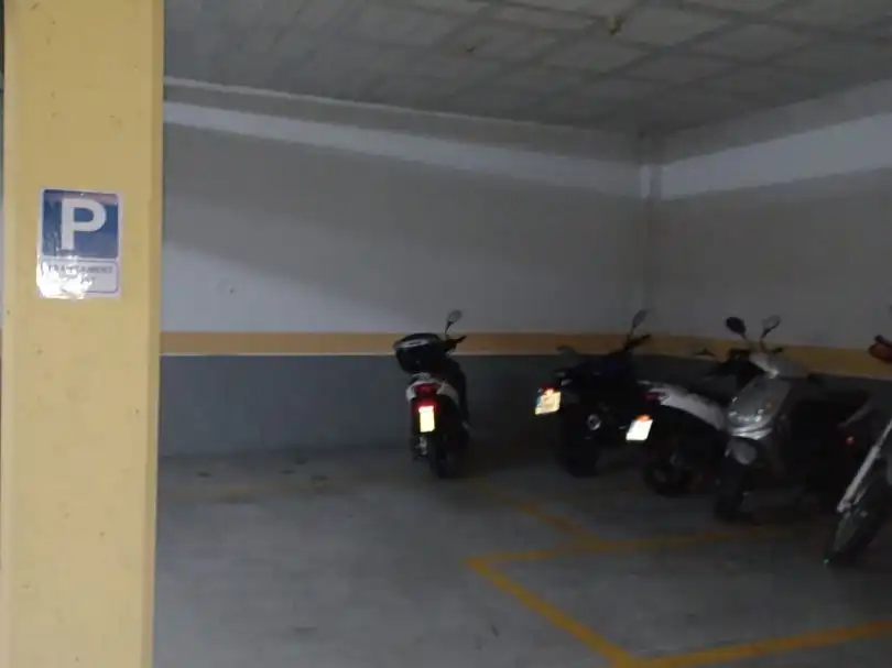Motorbike to rent in Carrer d’en Perot Rocaguinarda 21
