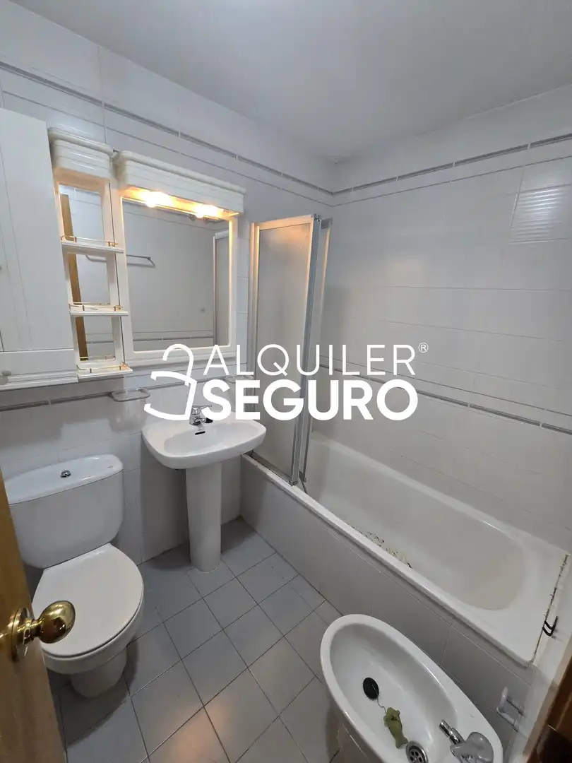 Bany de Pis de lloguer en San Fernando de Henares amb Aire condicionat, Calefacció i Moblat