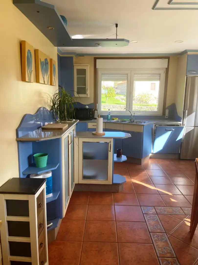 Cuina de Casa o xalet de lloguer en Cangas  amb Calefacció, Jardí privat i Terrassa