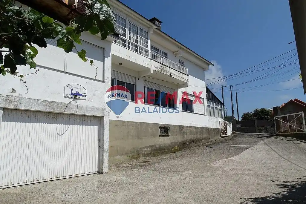 Vista exterior de Casa o xalet en venda en Vigo  amb Jardí privat, Parquet i Terrassa
